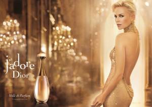 Вышло видео в поддержку J'adore Voile de Parfum от Dior