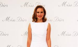 Открывается выставка Miss Dior в Шанхае: Натали Портман одна из первых посетителей