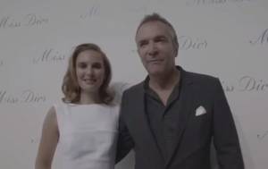 Видео: Натали Портман на открытии выставки Miss Dior в Шанхае